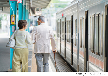 シニア夫婦 旅行 駅 電車 観光イメージ 撮影協力:京王電鉄株式会社 シニア夫婦 旅行 駅 電車 観光イメージ 撮影協力:京王電鉄株式会社 53135409