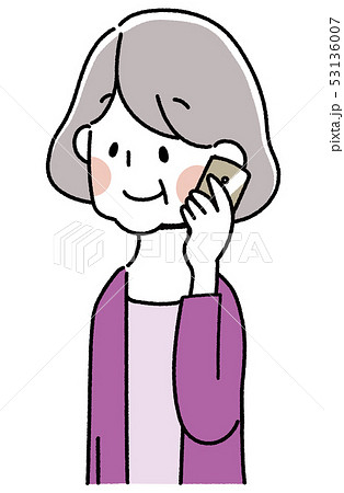 スマートフォンで電話をするシニア女性 53136007