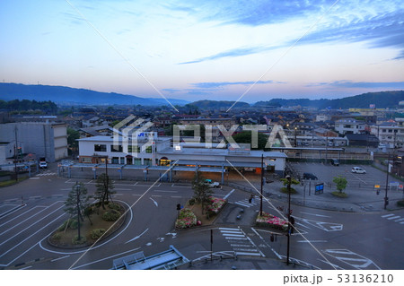 夜明けの七尾駅 53136210