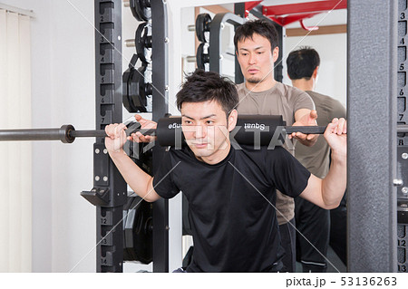 スポーツジムでトレーナーの指導を受ける男性 スポーツジムでトレーナーの指導を受ける男性 53136263