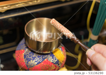 おりんを鳴らす おりんを鳴らす 53136290