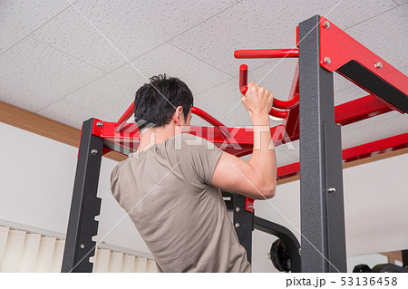 懸垂する男性 53136458