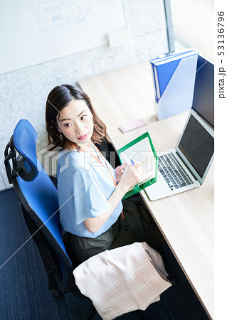 女性　ビジネスウーマン　仕事 53136796