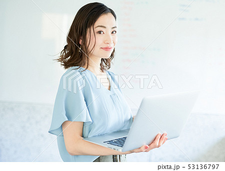 女性　ビジネスウーマン　仕事 53136797