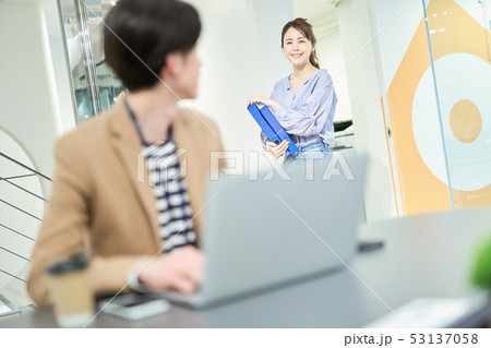 男女 ビジネス オフィス 男女 ビジネス オフィス 53137058