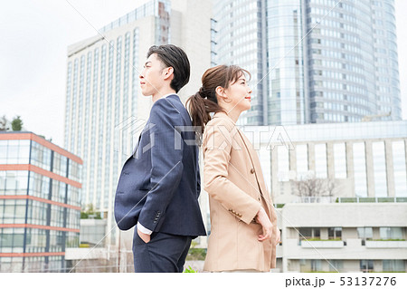 男女　ビジネス　ビジネス街 53137276