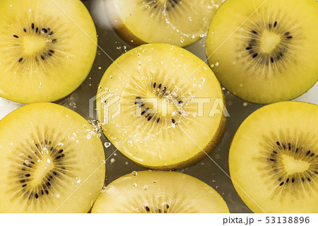 新鮮なゴールドキウイのイメージ 53138896