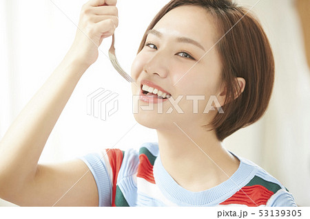 女性 ライフスタイル 食事 女性 ライフスタイル 食事 53139305