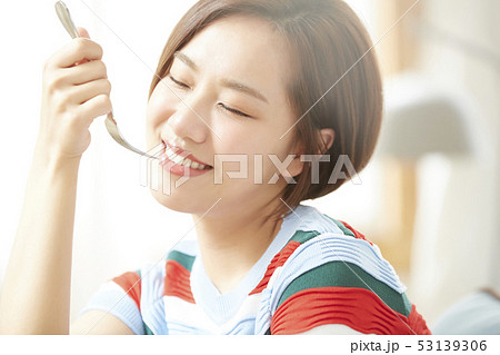 女性　ライフスタイル　食事 53139306