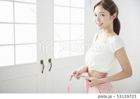 女性　ビューティー　ダイエット 53139725