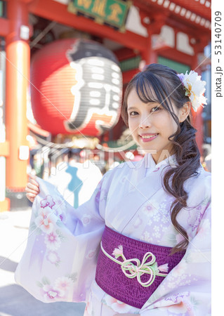 浅草を散策する着物姿の若い女性 浅草を散策する着物姿の若い女性 53140709