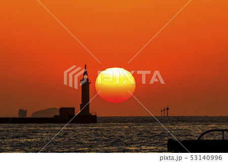 博多湾の夕日 53140996