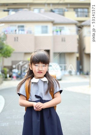 ランドセルを背負う小学生 ランドセルを背負う小学生 53141571