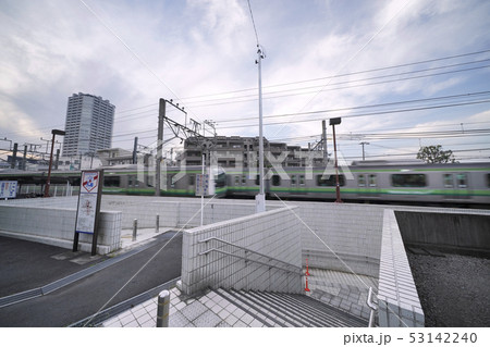 日本の横浜都市景観　長津田駅周辺（左奥は長津田駅前のタワーマンション） 53142240
