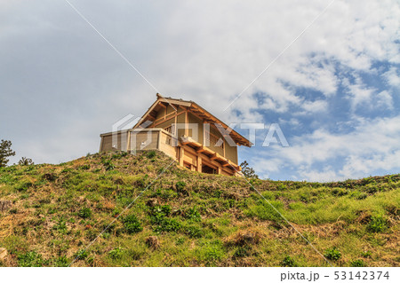 春の箕輪城の郭馬出の櫓門の風景 53142374