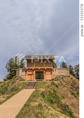 春の箕輪城の郭馬出の櫓門の風景 53142378