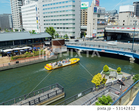 水都大阪 深里橋と道頓堀川を行く観光船 水都大阪 深里橋と道頓堀川を行く観光船 53142812