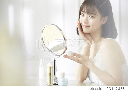 女性　ビューティー 53142823