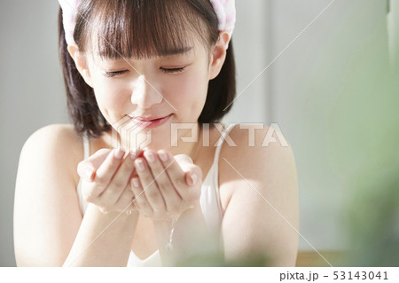 女性　ビューティー 53143041