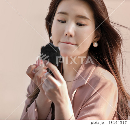 頭 アーティスト 女性 53144517