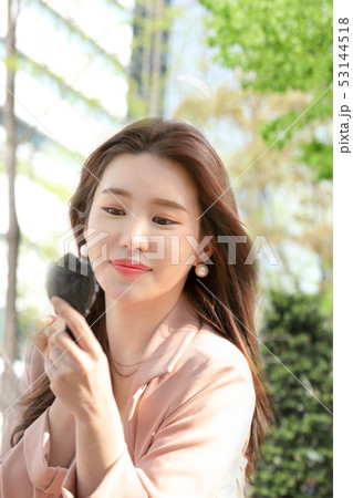 頭 アーティスト 女性 53144518