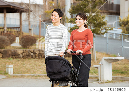 ベビーカー　家族　赤ちゃん　散歩　育児　子育て 53146906