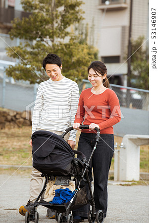 ベビーカー 家族 赤ちゃん 散歩 育児 子育て ベビーカー 家族 赤ちゃん 散歩 育児 子育て 53146907
