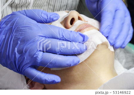 Moisturizing cosmetic mask for the woman.  53146922