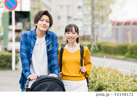 ベビーカー　家族　赤ちゃん　散歩　子育てファミリー 53148172