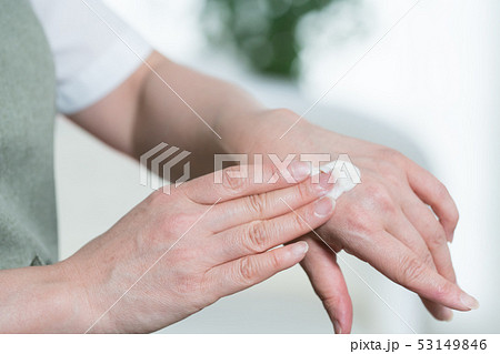 女性 手元 女性 手元 53149846