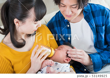 赤ちゃんに哺乳瓶でミルクを飲ませる若い夫婦 子育て 育児 赤ちゃんに哺乳瓶でミルクを飲ませる若い夫婦 子育て 育児 53149925
