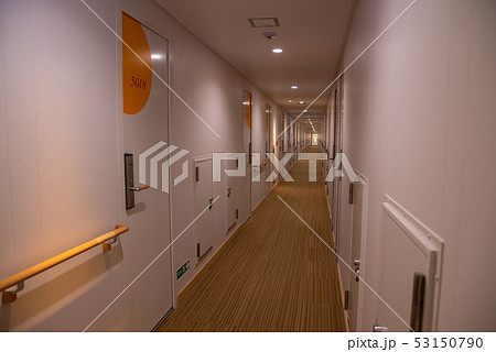 苫小牧東港から敦賀まで　新日本海フェリー　すいせんの船内通路 53150790