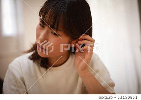 耳に違和感を感じる女性 耳に違和感を感じる女性 53150851