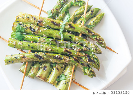 Grilled asparagus rafts with sesame seeds Grilled asparagus rafts with sesame seeds 53152136