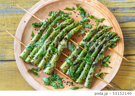 Grilled asparagus rafts with sesame seeds 53152140