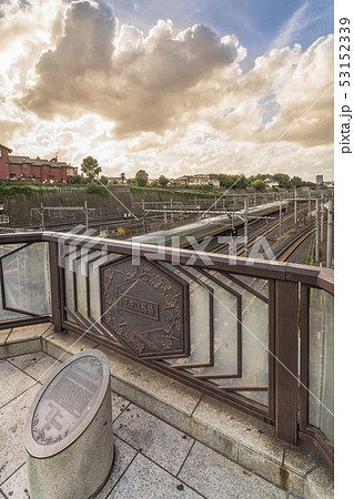 山手線日暮里駅北口の日暮里と谷中地区を結ぶ下御隠殿橋。 橋の中央には電車博物館のバルコニーがある。 山手線日暮里駅北口の日暮里と谷中地区を結ぶ下御隠殿橋。 橋の中央には電車博物館のバルコニーがある。 53152339