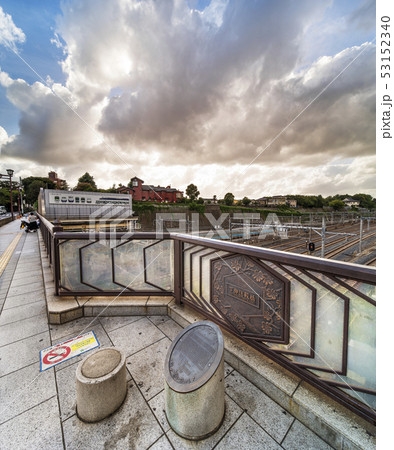 山手線日暮里駅北口の日暮里と谷中地区を結ぶ下御隠殿橋。 橋の中央には電車博物館のバルコニーがある。 53152340