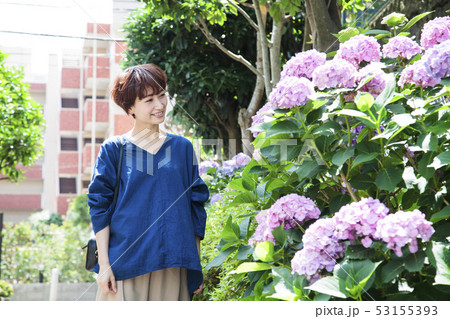 女性　旅行　ショートトリップ　散策　散歩　一人旅 53155393