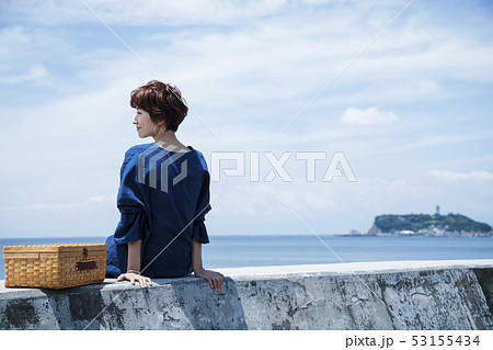 女性　旅行　海　湘南　ショートトリップ　散策　散歩　一人旅 53155434