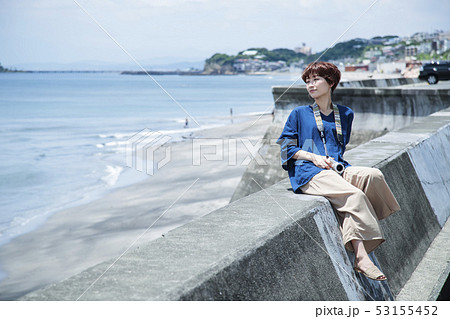 女性　旅行　海　湘南　ショートトリップ　散策　散歩　一人旅 53155452