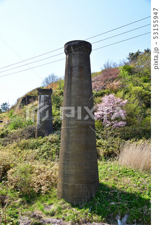 快晴の北海道松前町で旧松前線の鉄橋のコンクリート支柱が残っている風景を撮影 快晴の北海道松前町で旧松前線の鉄橋のコンクリート支柱が残っている風景を撮影 53155947