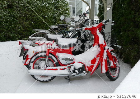 駐輪場で雪を被る紅白の原付 駐輪場で雪を被る紅白の原付 53157646
