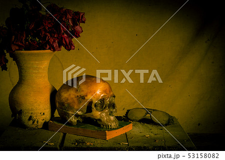 Human skull and flower vase old treasure on wooden Human skull and flower vase old treasure on wooden 53158082