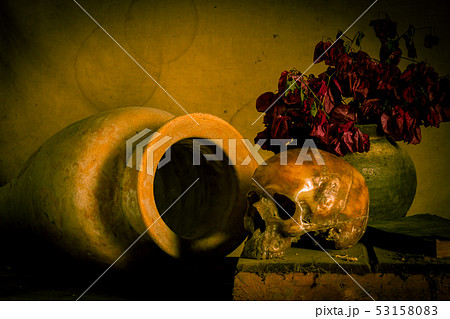 Human skull and flower vase old treasure on wooden Human skull and flower vase old treasure on wooden 53158083