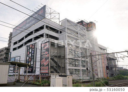 日本の東京都市景観　町田駅前の家電量販店などを望む 53160050