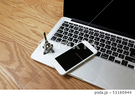 Macのノートパソコンとスマートフォン 53160944