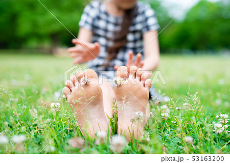 シロツメグサとの花と裸足の子供 シロツメグサとの花と裸足の子供 53163200