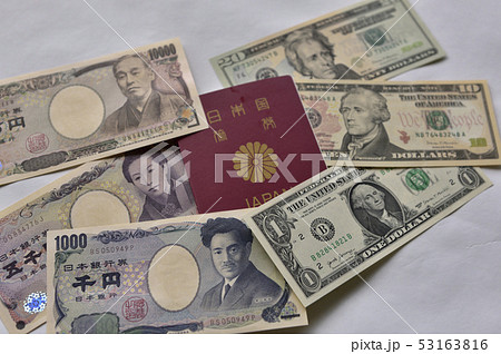 【海外旅行イメージ】パスポートと外貨両替 【海外旅行イメージ】パスポートと外貨両替 53163816