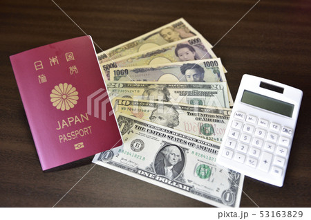 【海外旅行イメージ】パスポートと紙幣と電卓 53163829
