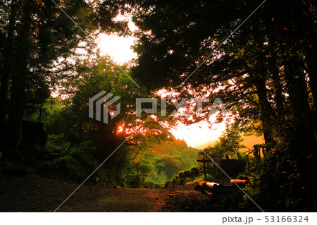 夕焼けの山道 53166324